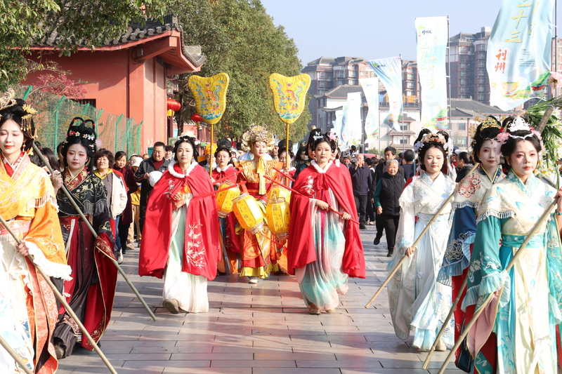 12位花神开道 广元“女儿游河湾”今日惊艳亮相-专注于利州本地信息和服务为一体的网站利州江畔